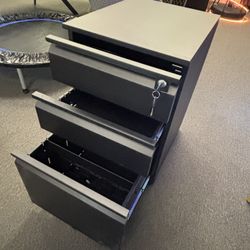 $75.00 !! New 23.7”x17.2”x14.6” Black 3 Drawers Metal Filing Cabinet with Lock & Wheels