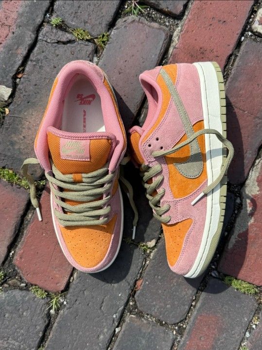 NIKE SB DUNK LOW RED STARDUST