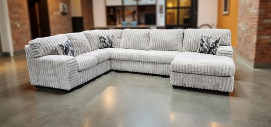 FREE White Glove Delivery – S319 Austin Grey Sectional | Brand New