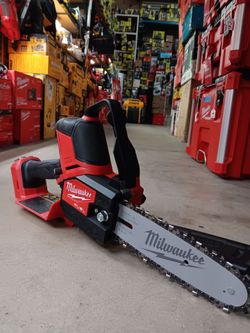 MILWAUKEE M18 FUEL BRUSHLESS HATCHET 8 IN PRUNING SAW