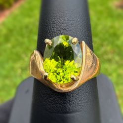 Jewelry 10k yellow gold 1.00CTW green emerald oval cut Ring sz 7.75