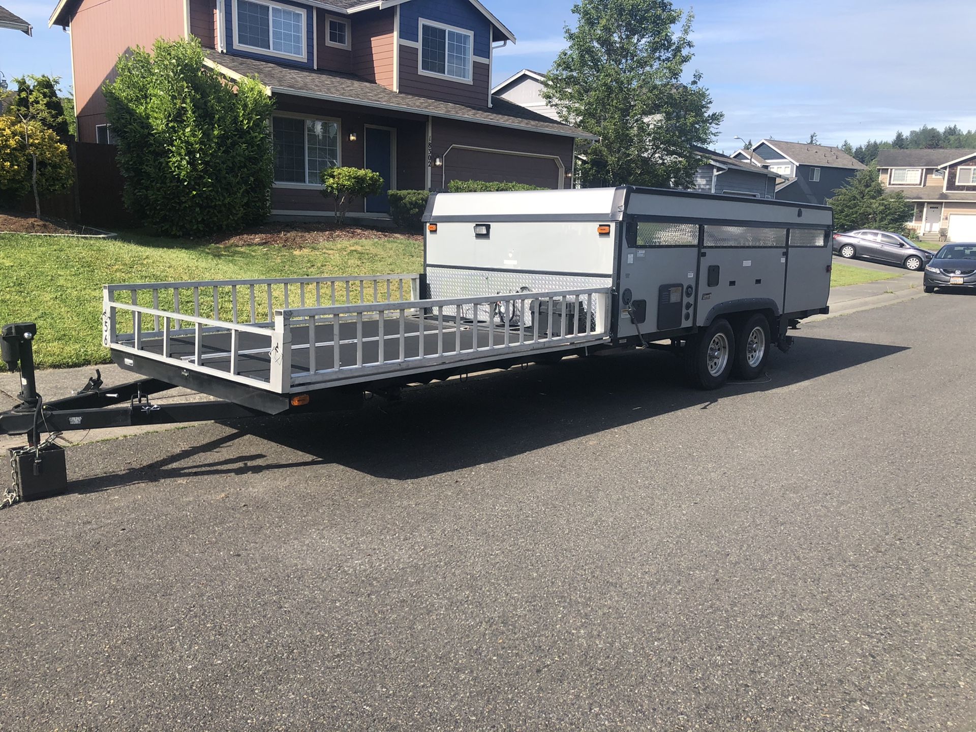 2010 Coleman E4 pop up camper / toy hauler for Sale in Bonney Lake, WA