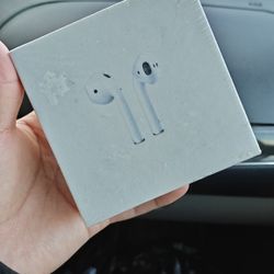 AirPods 2 with Wireless Charging Case