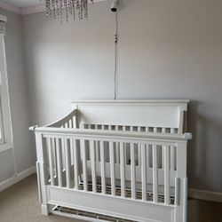 Pottery Barn Kids Larkin 4-in-1 Convertible Crib – Great  Condition