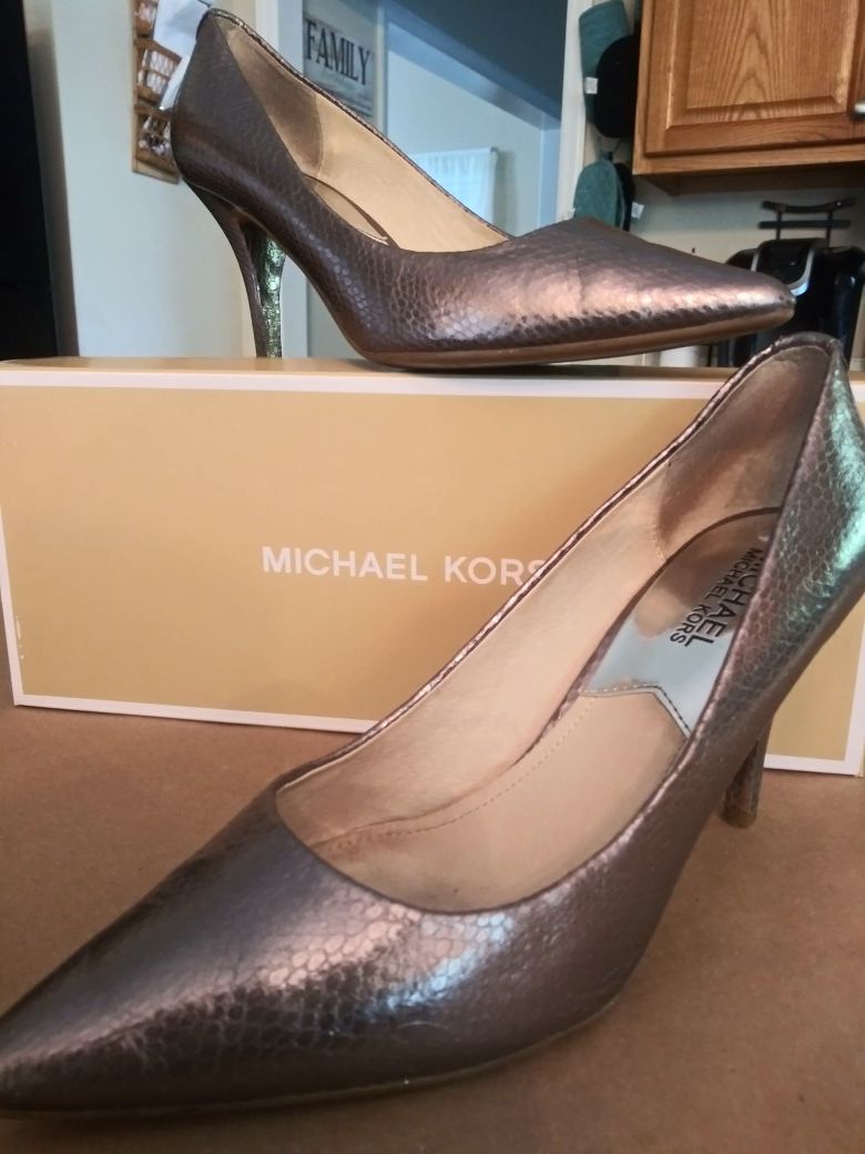 Michael kors pointed toe heels size 7 leather