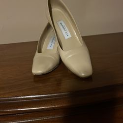 Liz Claiborne Elegant Cream Heels