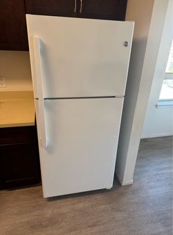 Refrigerator General Electric fridge freezer free local delivery $350 firm