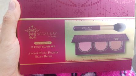Vegas nay blush pallete and brush