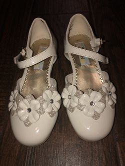 Beige girl’s heel dress shoe