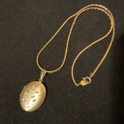 18” Gold Tone Necklace With Locket Pendant 