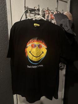 MARKET SMILEY SHIRT SIZE LARGE 