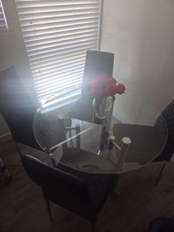 Mesa de comedor de vidrio y metal mediana