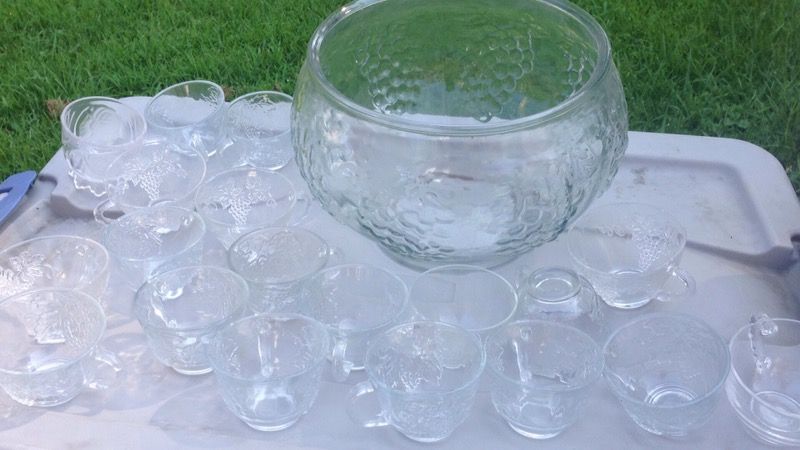 17-piece glass punch bowl set