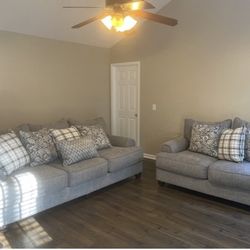 Broyhill River Fall Couch And Loveseat 