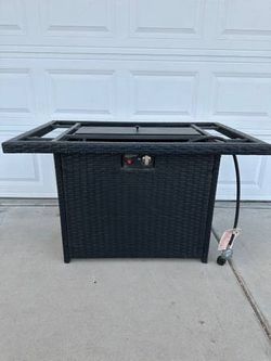 Outdoor Propane Fire Pit Table
Dimensions:44”x28”x26”(H)
Good working
in good condition
