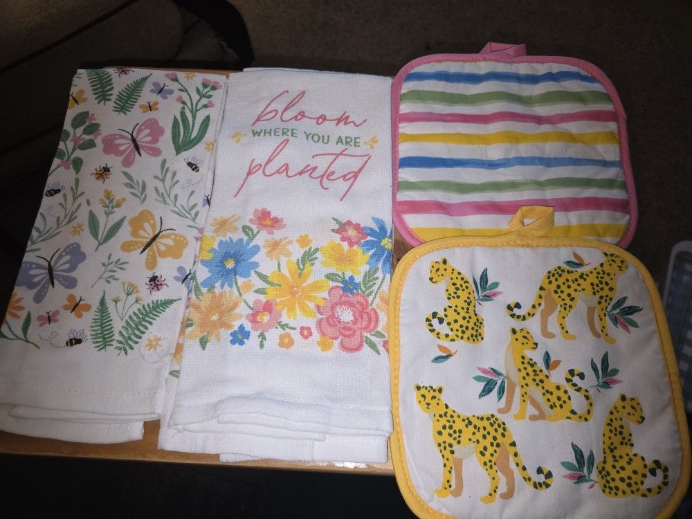 🆕️DISH TOWELS AND POT HOLDERS $1 EA. MORE THAN WHATS IN THE PICTURES. COME PICK YOUR FAVORITES