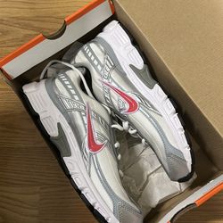 Almost New! Womens Nike Initiator (size 9.5)