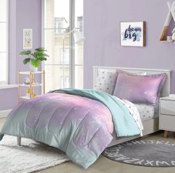 Girls bed comforting