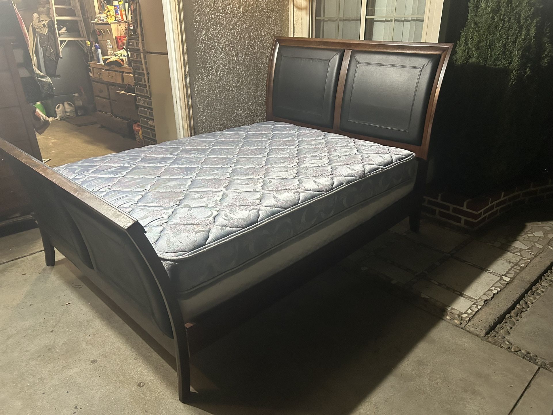 CAMA QUEEN SIZE DE MADERA Y PIEL EN CABECERO Y PIECERO CON BOX SPRING Y COLCHÓN USADA BUENA CONDICIÓN