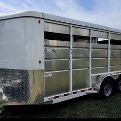 2023 Maverick 3 Horse Slanted 