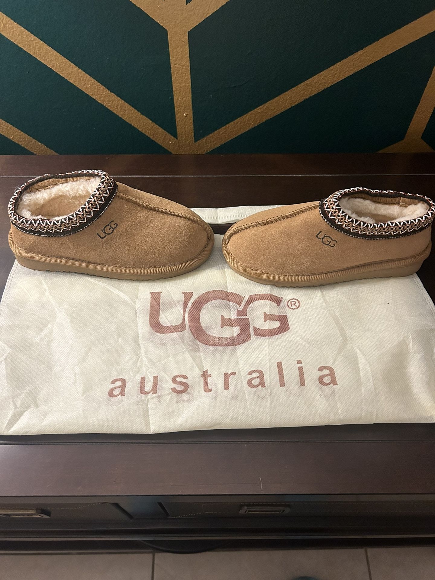 Kids Ugg Size 2 Never Worn 