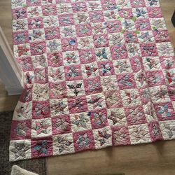Beautiful Early 1930s/1940s Butterfly Quilt 6x7 Ft with Patch Fabric 