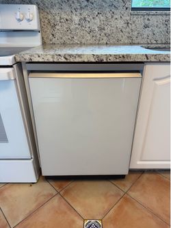 Samsung White Glass Dishwasher with Stainless Steel Tub and AutoRelease,