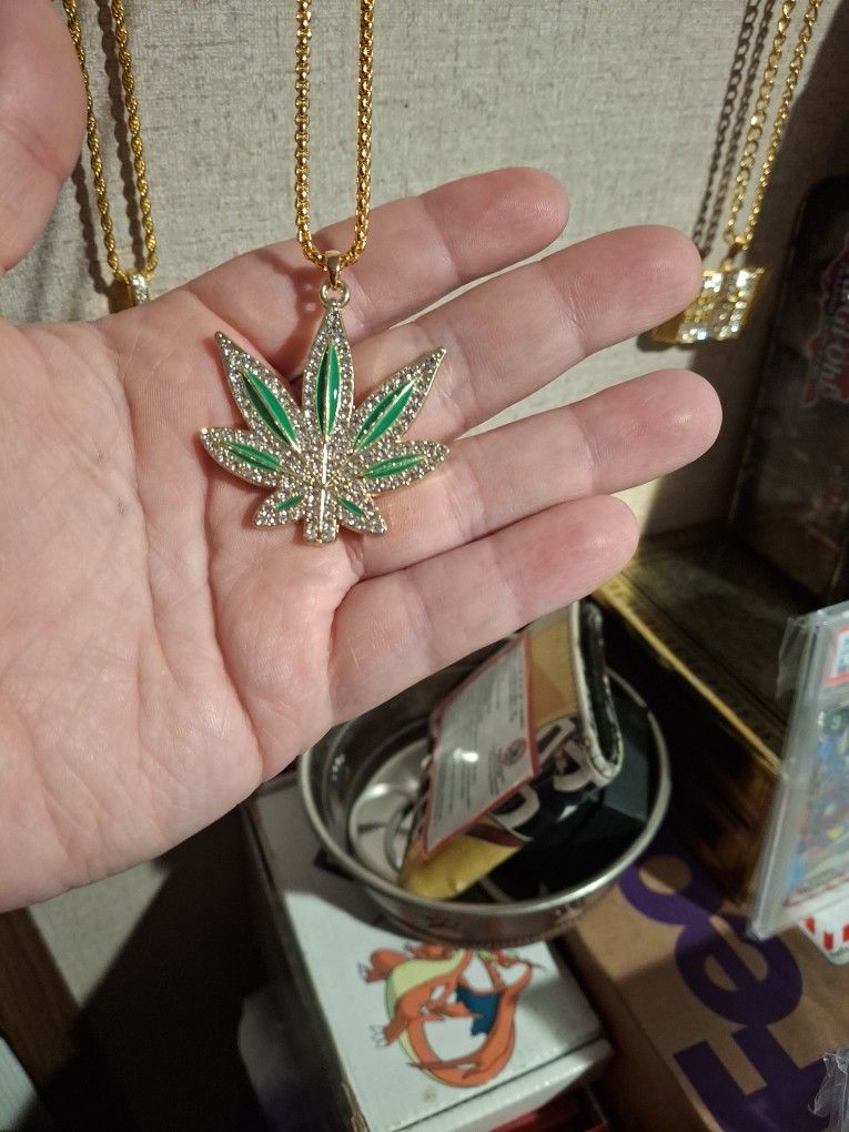 Weed Leaf 18k Gold Planted Necklace