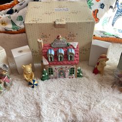 Cherished Teddies Christmas Lighted House with Santa’s Workshop Displayers&Elves