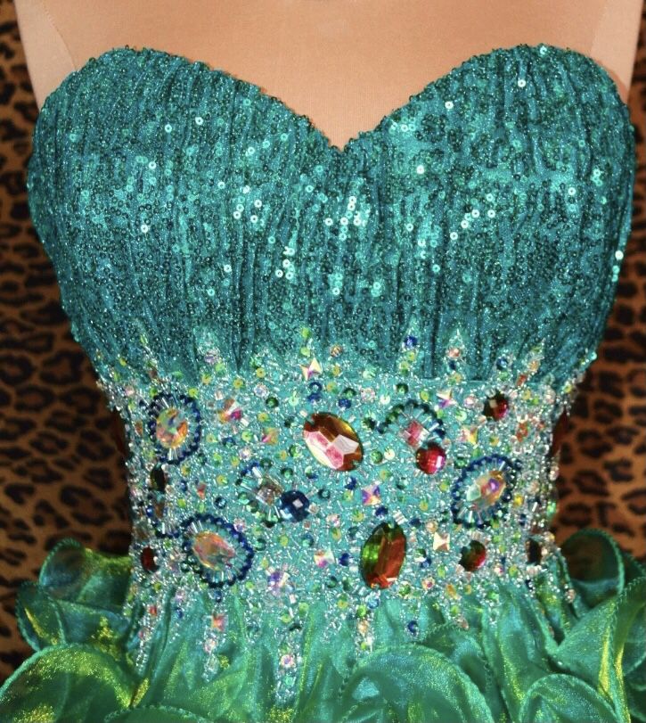 Beautiful Green Gown.  Great for Pageants/prom/homecoming 