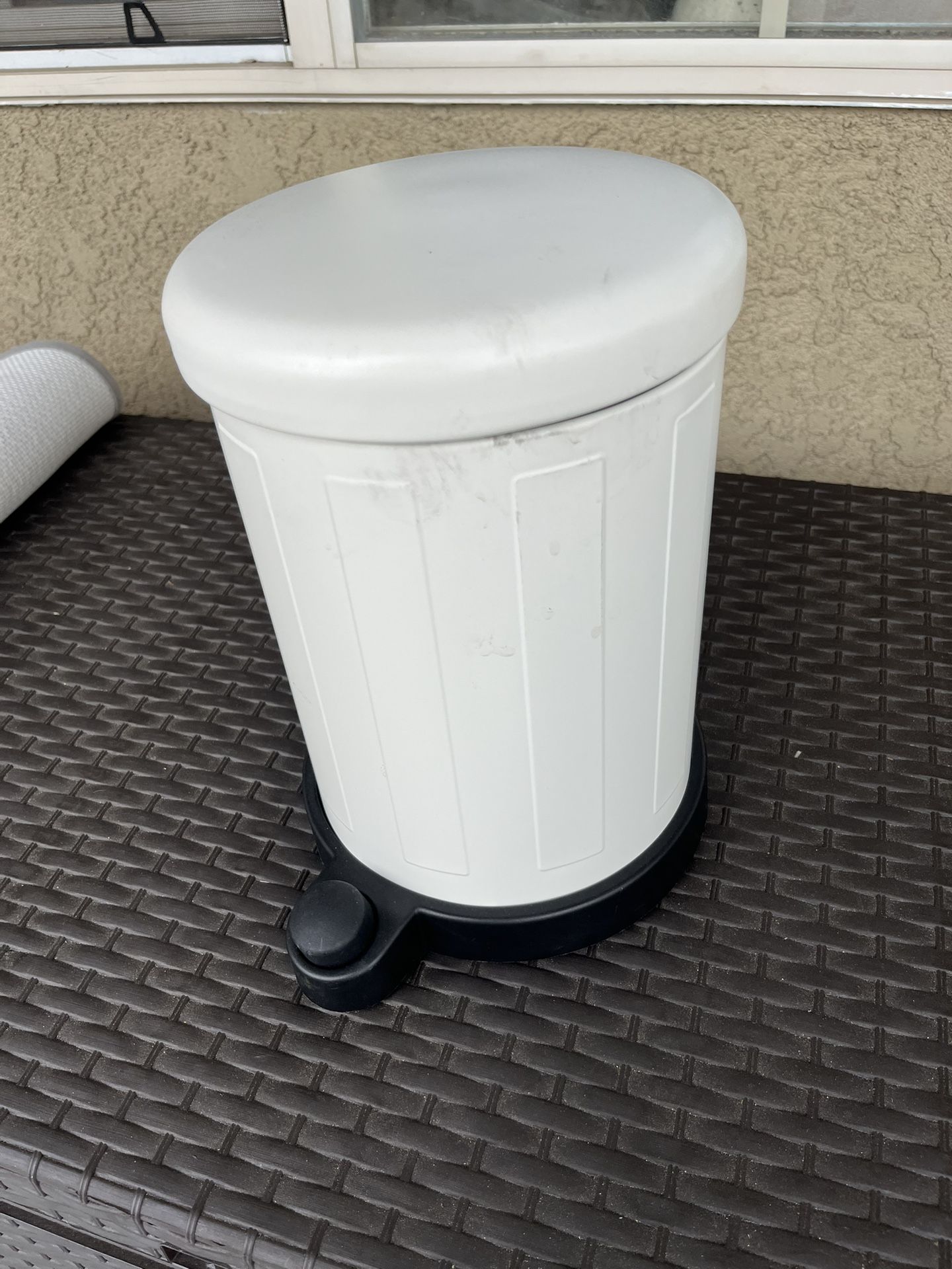 White Metal Small Step Trash Can