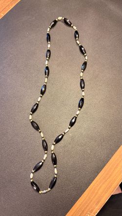 necklace black and white with pearlecent beads