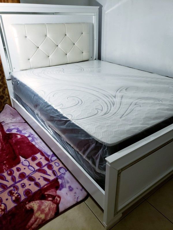 NEW QUEEN MATTRESS. Bed frame is not available. Take it home the same day 👍