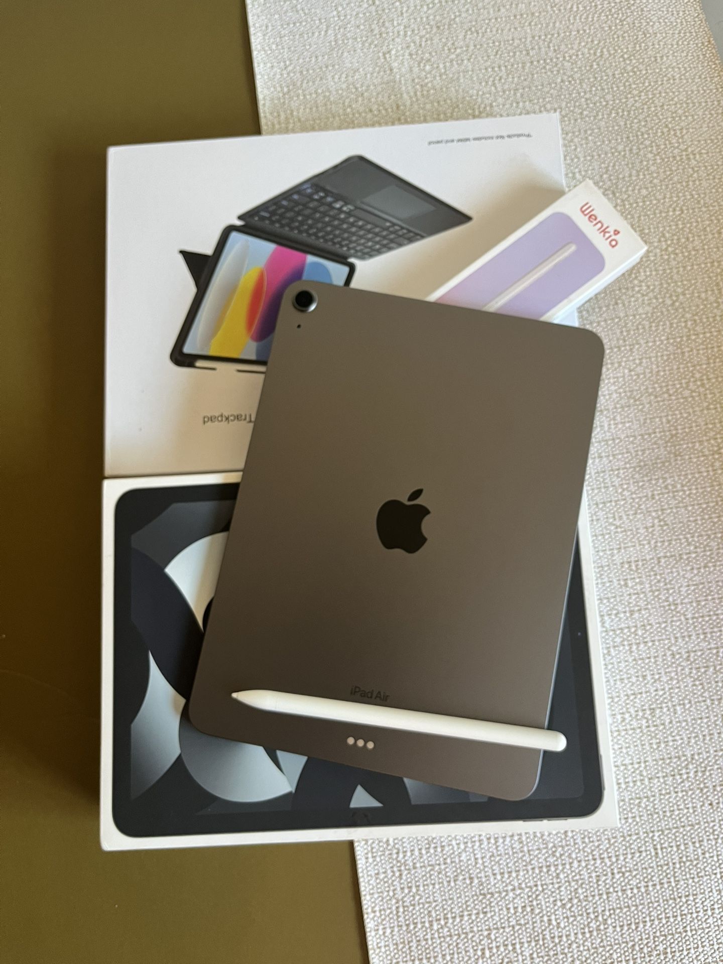 Apple iPad Air 5th Generation (M1 Chip) 256gb with Box, Pen And Keyboard