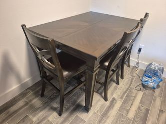 Expandable dining table