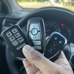 Car keys \\ llaves de carros 