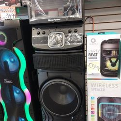Altavoz de karaoke con micrófono y pantalla. Pago inicial de $49. 