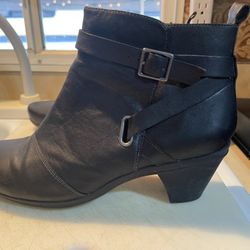 Woman’s Black Leather Ankle Length Boots Size 8