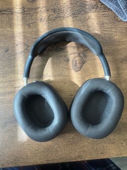 Apple airpod maxes. No case
