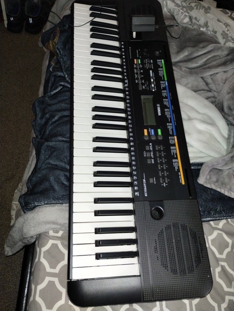 Yamaha PSR-E253-Key Digital Keyboard excellent condition. No Issues.