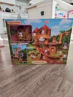 Calico Critters Adventure Treehouse Gift Set Dollhouse Playset with Figure and Accessories