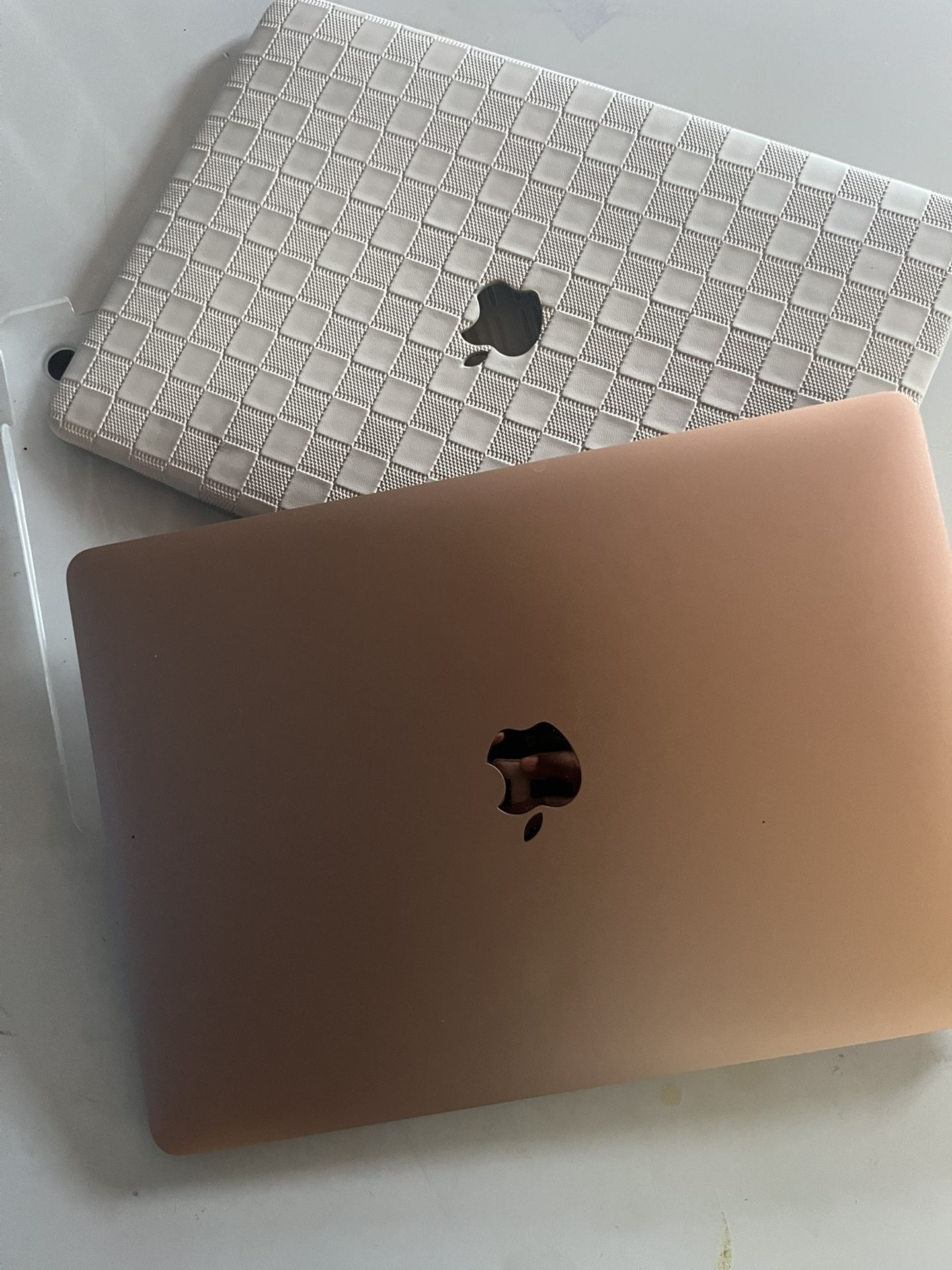 Late-2018 Apple MacBook Air with Core i5 (13-inch, 8GB RAM, 256GB) (QWERTY English) Gold (Renewed)