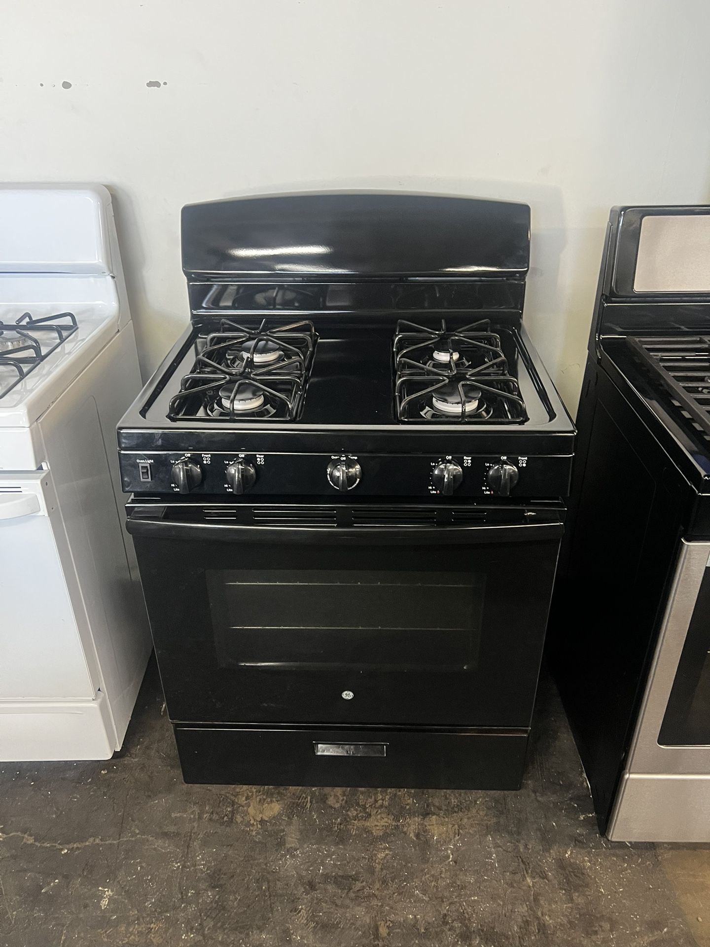 Ge 30”Wide Gas Stove In Gloss Black 4 Burners