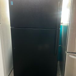 33” Wide GE Frige Use Like New Perfect Working And Warranty 