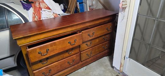 6 drawer dresser -FREE