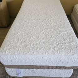 Serta IComfort Twin XL Size Mattress And Box Spring 🌙