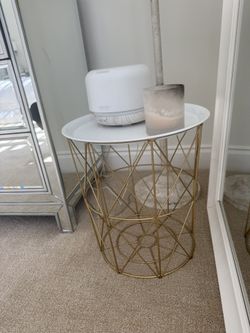 Geometric Gold Metal Side Table with Removable White Tray – Chic Bedside or Living Room Accent