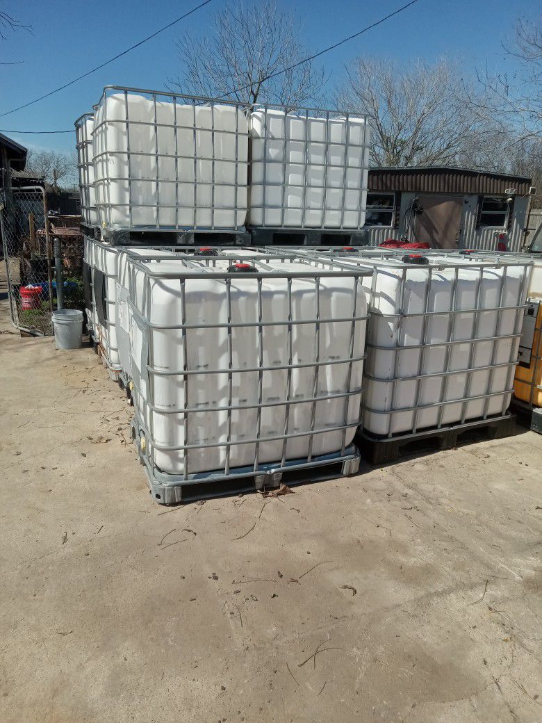 Commercial 275 GALLON PLASTIC STORAGE CONTAINERS 