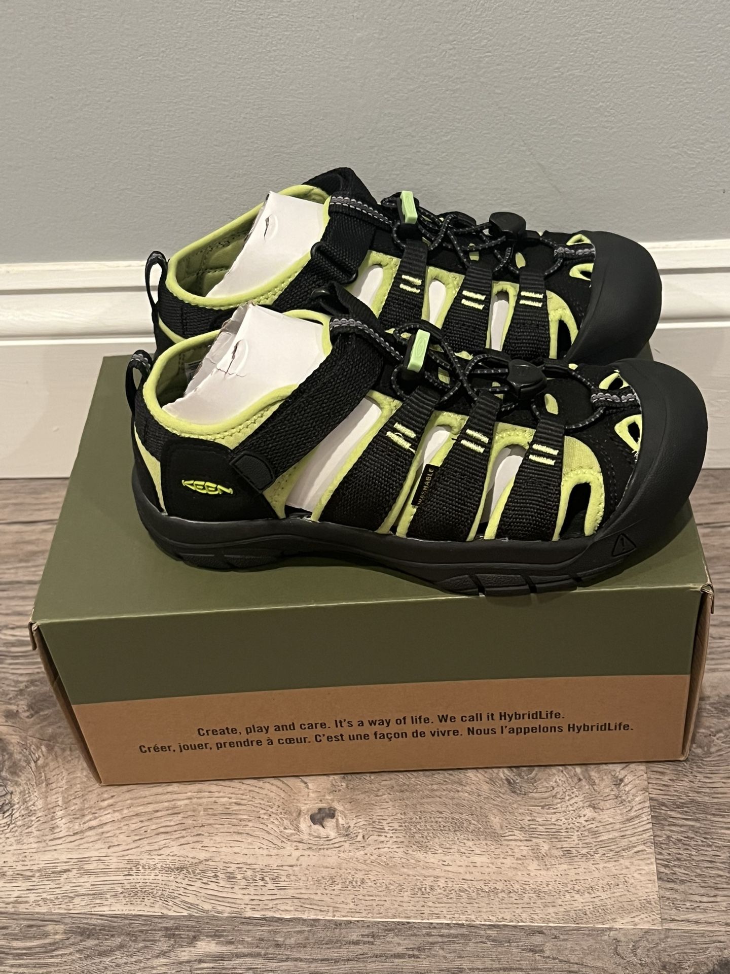 NEW IN BOX - KEEN Unisex Child Newport H2 Closed Toe Water Sandals. Size 3. Black/Lime Green