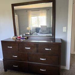 Dresser With Mirror 